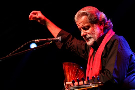 الفنان اللبناني مارسيل خليفة بسبب النشيد الوطني لبلاده