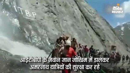 यात्रियों को सुरक्षित झरना पार करा रहे आईटीबीपी जवान