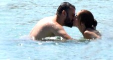 Oyuncu Salih Bademci ve eşi İmer Özgün denizde öpüşürken görüntülendi