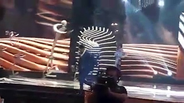 Yasir Hussain proposes Iqra Aziz and kiss at Lux Style Awards 2019