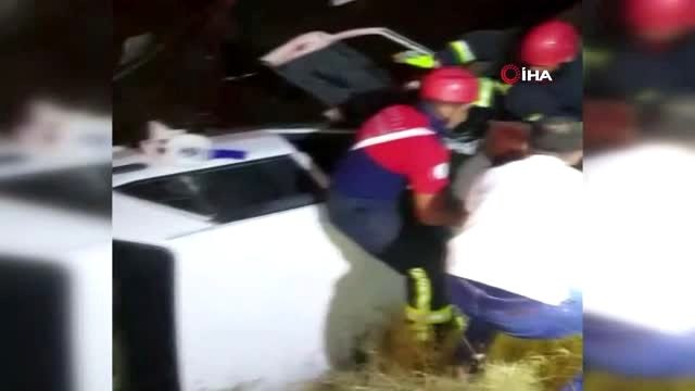 Kazada yaralanan ve şoka giren kadın araçtan çıkmak istemedi