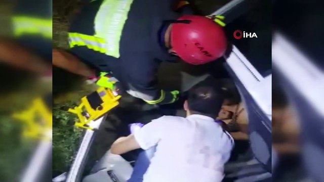 Kazada yaralanan ve şoka giren kadın araçtan çıkmak istemedi