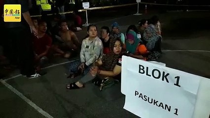 警突击灵市帝沙孟达里组屋  防范罪案行动  捕31人  (2)