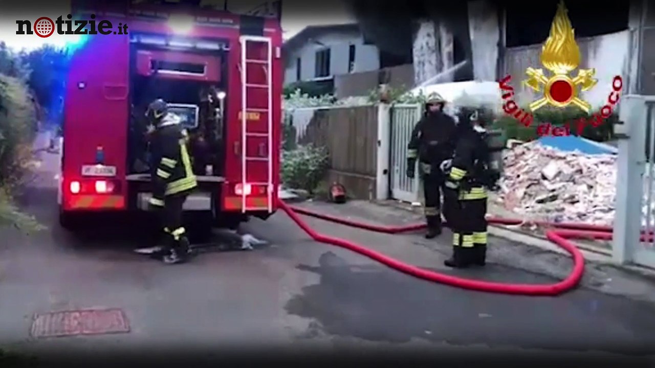Fiamme nel deposito rifiuti a Settimo Milanese: sul posto i vigili del fuoco