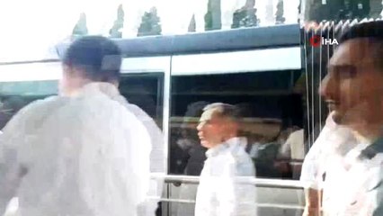 Metrobüs durağında tekme ve tokatlı kavga kamerada