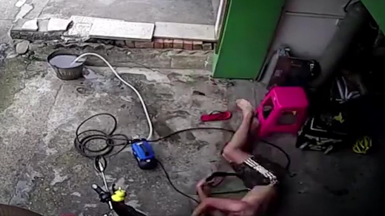 Un homme s'électrocute avec un nettoyeur haute pression et s'en sort avant qu'il ne soit trop tard