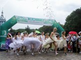 30 فتاة بفستان الزفاف يركضن للحصول على هذه الجائزة