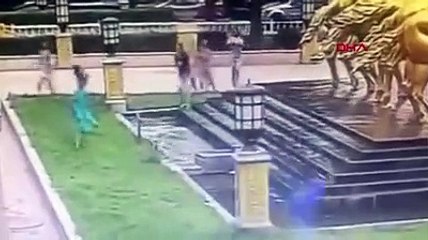 Süs havuzuna giren çocuk elektrik akımına kapıldı