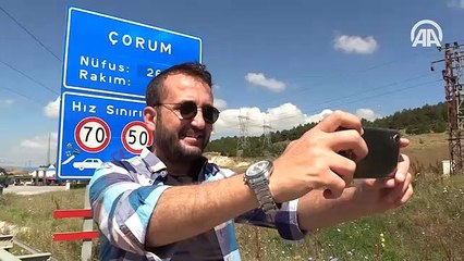 Barış Manço'dan esinlenip 81 ilin tabelasıyla 'öz çekim' yaptı