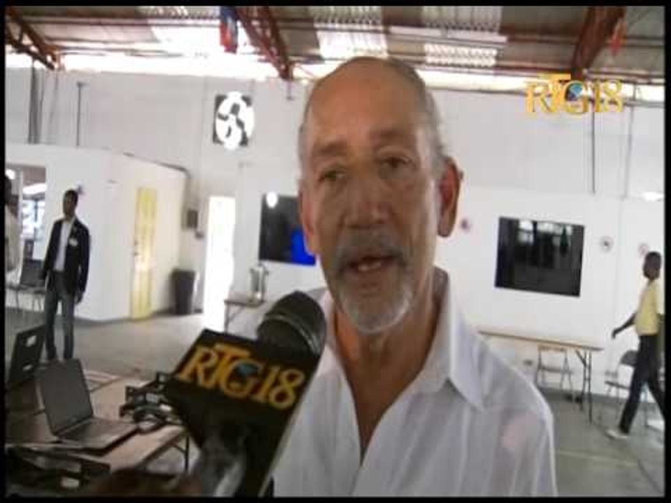 Travail de la commission de vérification électorale au centre de tabulation