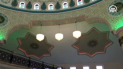 'Ay yıldız' mimarili cami ibadete gün sayıyor