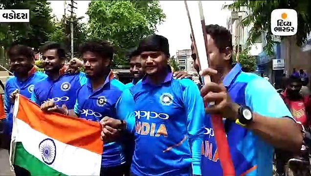 વડોદરામાં ઇન્ડિયા-ન્યુઝીલેન્ડ સેમિ ફાઇનલને લઇને લોકોમાં ઉત્સાહ, ટીમ ઉન્ડિયાની ટી-શર્ટની ધૂમ ખરીદી