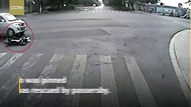 Des passants soulèvent un minibus pour sauver une femme coincée sous les roues