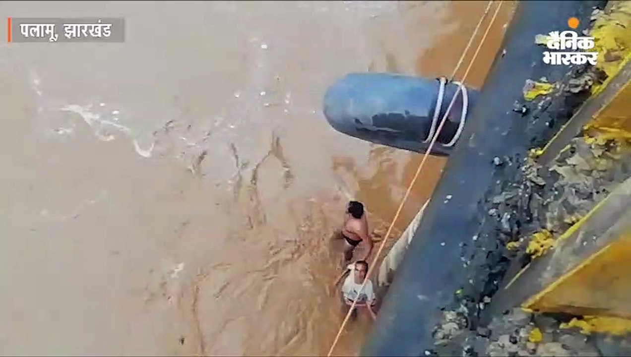 नदी की तेज बहाव में फंसा युवक