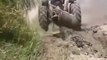 VÍDEO: Unos valientes cruzan un río en un tractor que ¡desaparece bajo el agua!