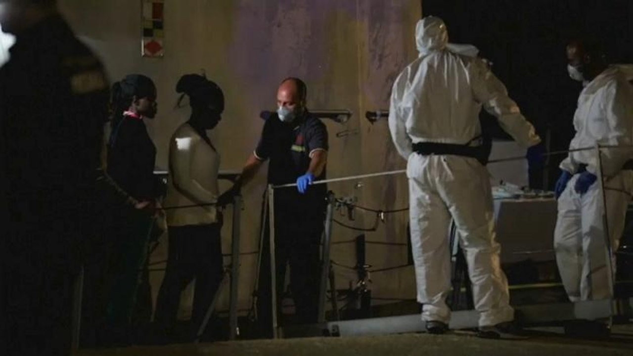 Soccorsi dalla Guardia di Finanza, migranti sbarcano a Pozzallo