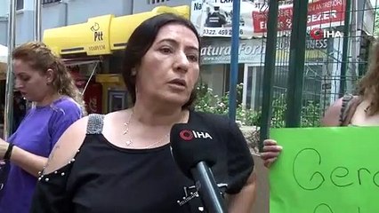 Boşanma talebi reddilen kadın adliyenin önünde eylem yaptı: "Boşanmak istiyorum"