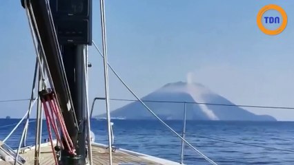 Ils filment l'éruption du Stromboli depuis leur bateau