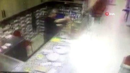 Sürekli çay istemesinden rahatsız oldu, çayın içine böyle tükürdü