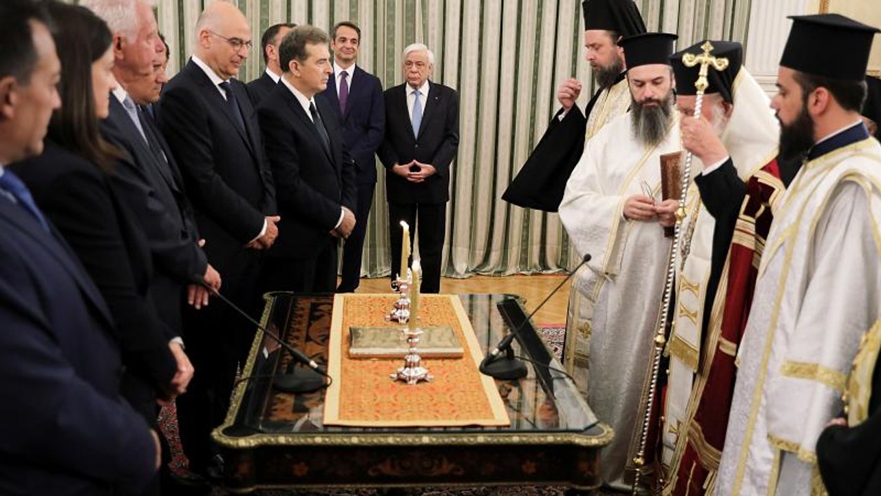 Novo governo grego toma posse