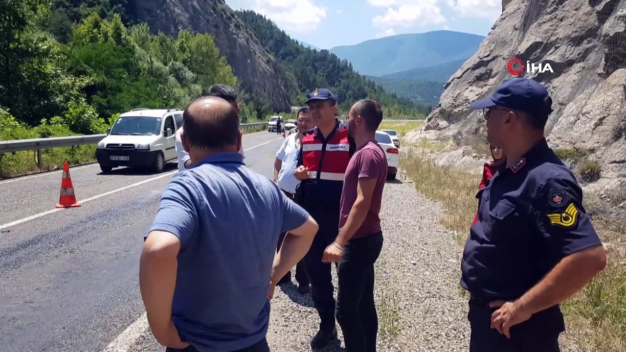 Hatalı sollama yaptı, karşıdan gelen otomobille çarpıştı: 4 yaralı