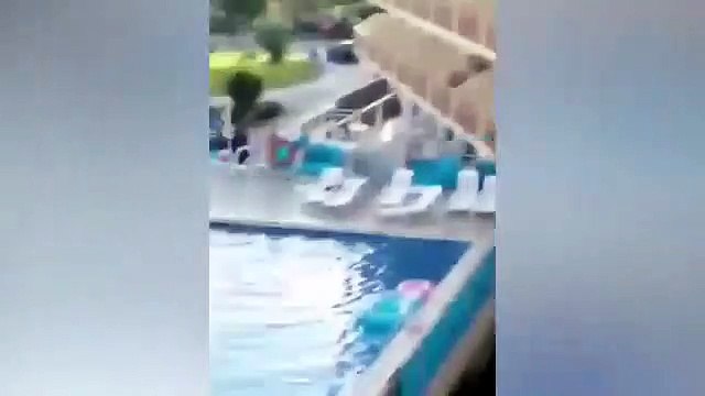 Une blonde pète les plombs la piscine d’un hôtel et balance tout dans l’eau à Ibiza