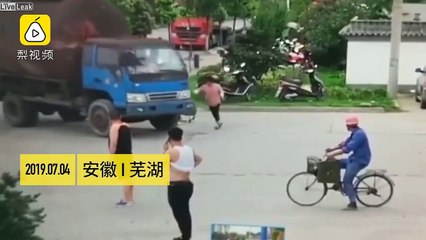 Tentative d'arnaque à l'assurance, cette piétonne se jette sous un camion..