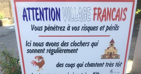 Un panneau disposé à l'entrée d'un village alerte les touristes sur les bruits de la campagne