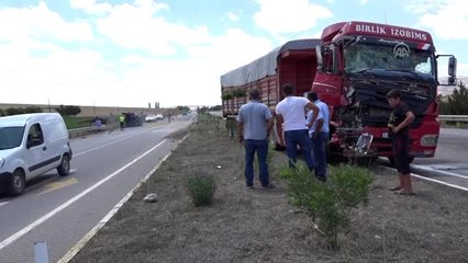 Sivas'ta tır ile traktör çarpıştı: 2 yaralı