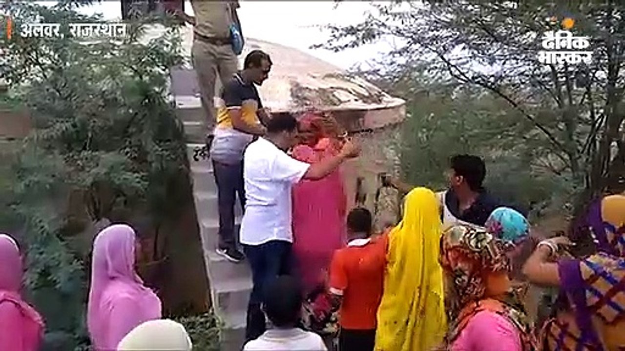 पेयजल समस्या से परेशान महिलाओं ने टंकी पर चढ़कर किया विरोध प्रदर्शन