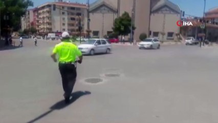 Elektrikler kesildi, trafiğin kontrolü polislere kaldı