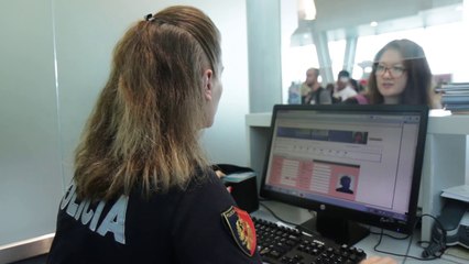 Download Video: RTV Ora - Me vizë dhe pasaportë false drejt Kanadasë, dy turq kapen në Rinas