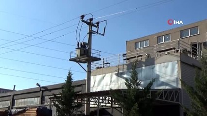 Tişörtünü almaya giden işçinin üzerine yanan elektrik kablosu düştü