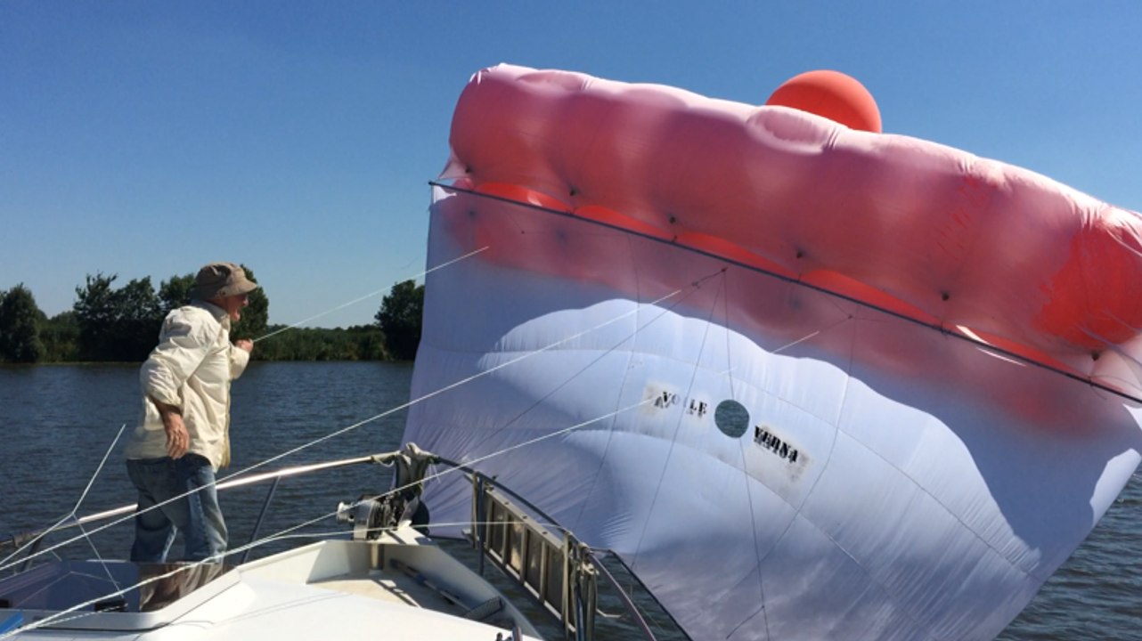 Il teste sa voile de traction auto portée