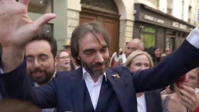Paris: Cédric Villani acclamé à la sortie de son grand oral au siège de LaRem