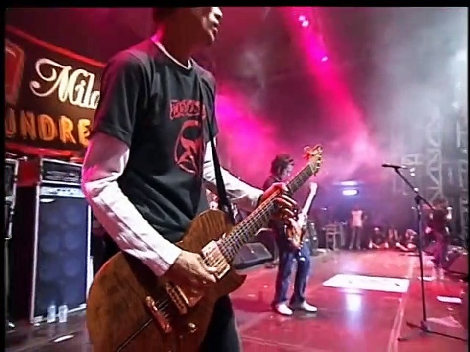 Peterpan_'Mungkin_Nanti"_Live_Konser_Soundrenaline_2004_Padang,(480p)
