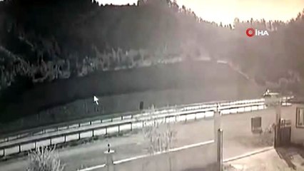 Duvar ile bariyer arasına sıkıştı... Tosya'da 3 kişinin yaralandığı cip kazası kamerada