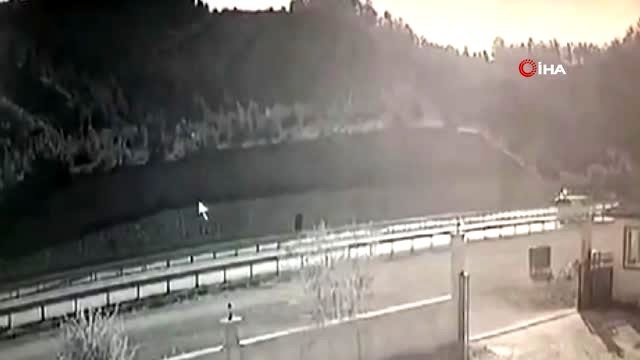 Duvar ile bariyer arasına sıkıştı... Tosya'da 3 kişinin yaralandığı cip kazası kamerada