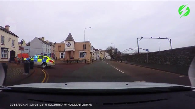 Un policier rate complètement son virage... course-poursuite ratée