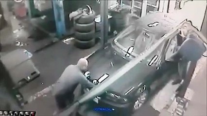 Ce mécanicien passe une très mauvaise journée... chute très douloureuse