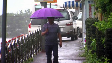 [날씨] 전국 장맛비에 무더위 주춤...동해안 호우 / YTN