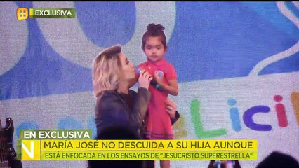 María José no descuida a su jhia aunque tenga trabajo.