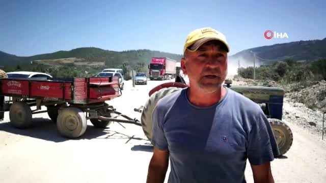 Bitmeyen yol toz yüzünden çiftçiyi isyan ettirdi, yolu traktörle trafiğe kapattılar