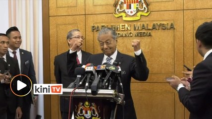 Aksi Dr M tunjuk sihat di sidang media