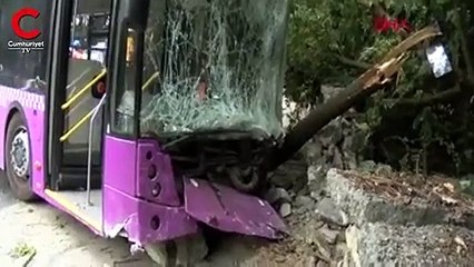 Otobüs duvara çarptı