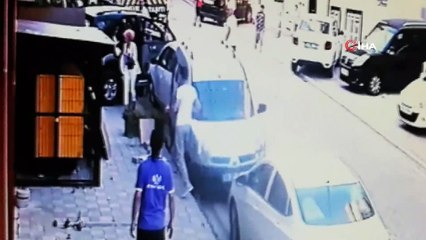 Esenyurt’ta geri gelen aracın altında kalmaktan saniyelerle kurtuldular