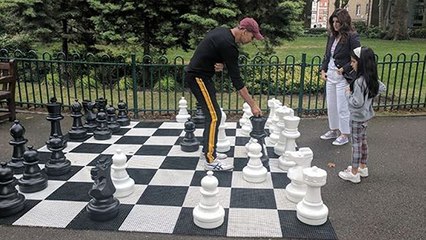 Akshay Kumar plays chess with daughter Nitara & wife Twinkle Khanna | FilmiBeat
