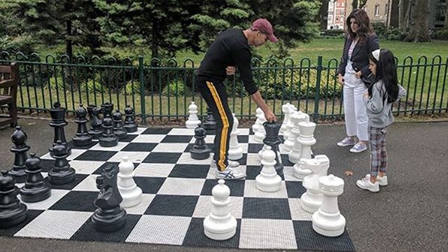 Akshay Kumar plays chess with daughter Nitara & wife Twinkle Khanna | FilmiBeat