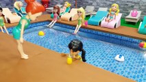 Otel Havuzunda Oyunlar | Oyuncak Bebekler Otel Havuzunda