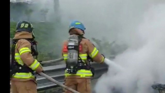 대전에서 고속도로 달리던 BMW 차량 화재 / YTN